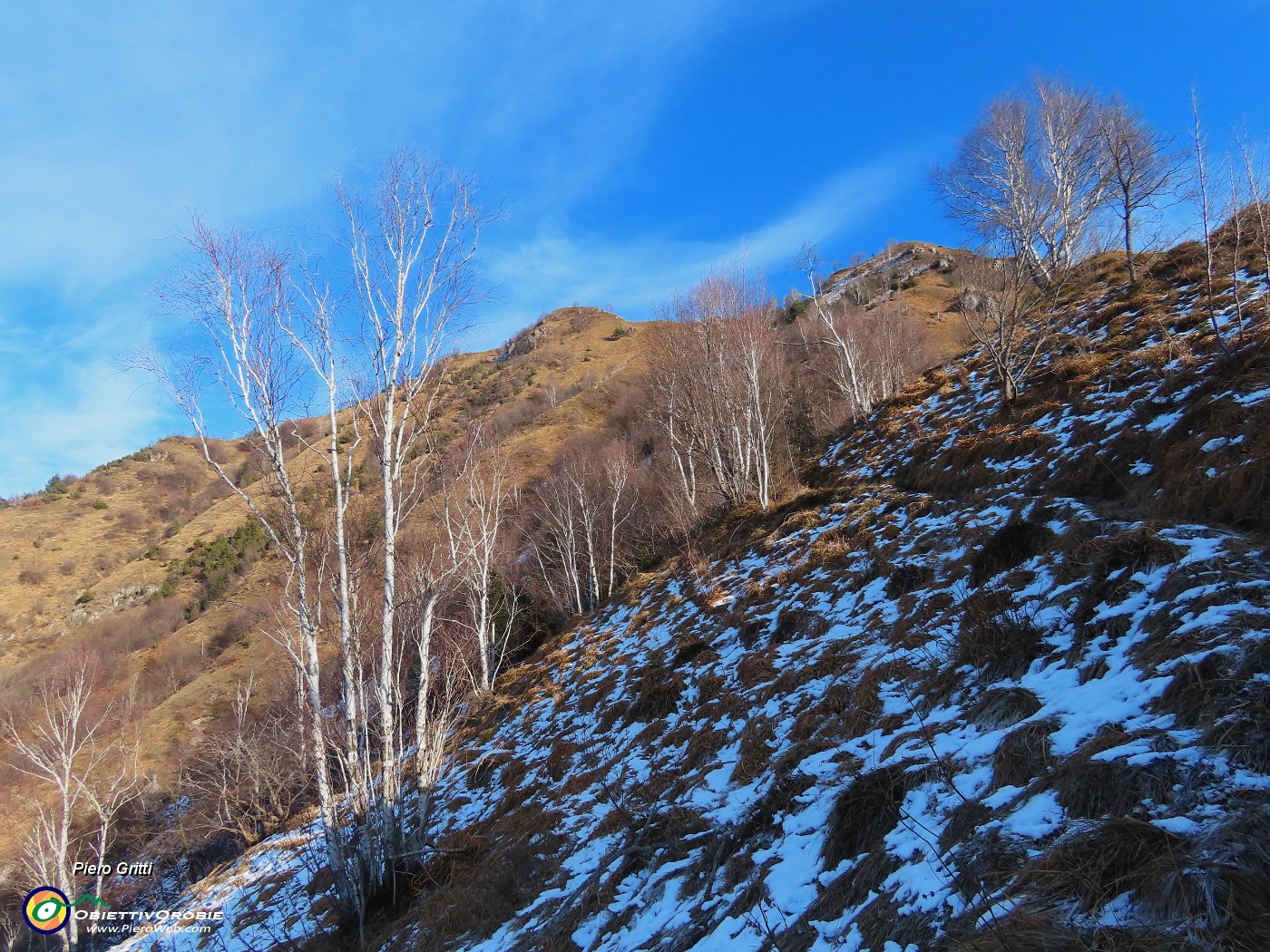 16 Sul sent. 598 in zone d'ombra rimasugli di neve.JPG